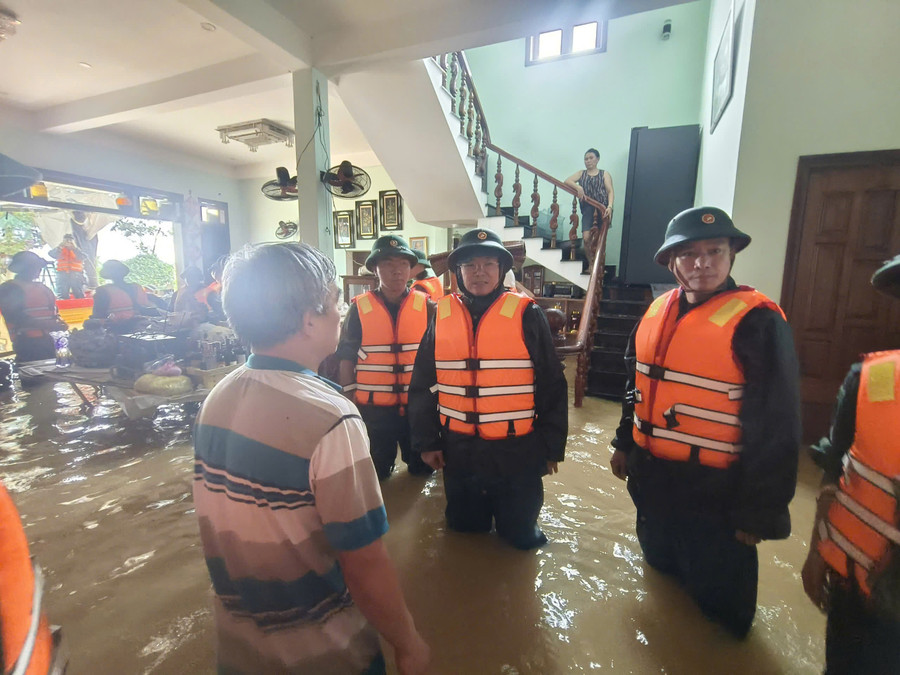 Đại tá Lương Đình Chung, Bí thư Đảng ủy, Chính ủy Quân khu thăm và kiểm tra lực lượng giúp dân của Trung đoàn 971 tại thôn Tây An, phường Hòa Xuân.