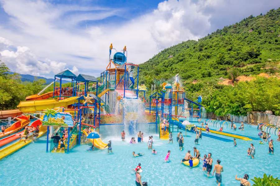 Khách du lịch vui chơi, nghỉ dưỡng tại khu du lịch Công viên Suối khoáng nóng Núi Thần Tài. 