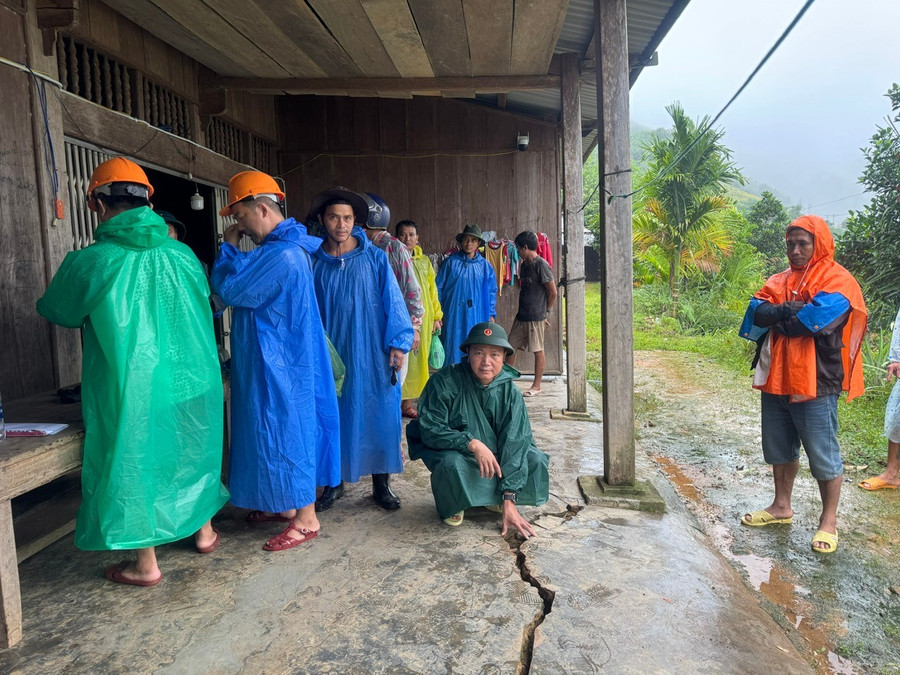 Vết nứt dài khoảng 300m, độ rộng trung bình có nơi gần 50cm. 