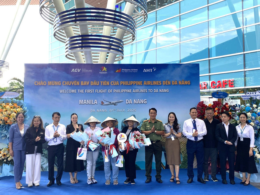 Lãnh đạo Sở Văn hóa, Thể thao và Du lịch TP Đà Nẵng tặng hoa, quà cho du khách trên chuyến bay của Hãng hàng không Philippine Airlines.