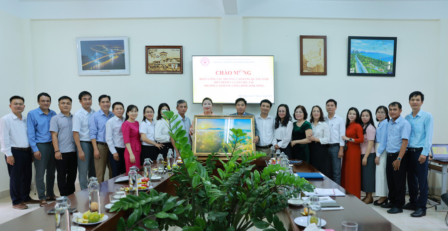 Ban Giám hiệu 2 trường chụp ảnh lưu niệm. 094a4992.jpg