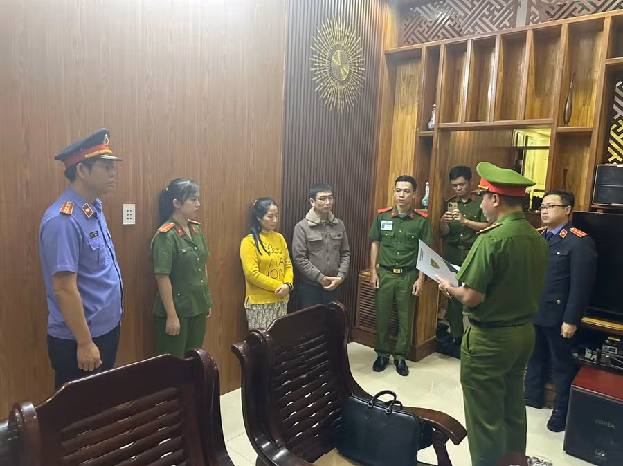 Công an tống đạt khởi tố vợ chồng sản xuất chả chứa hàn the. Ảnh: CACC