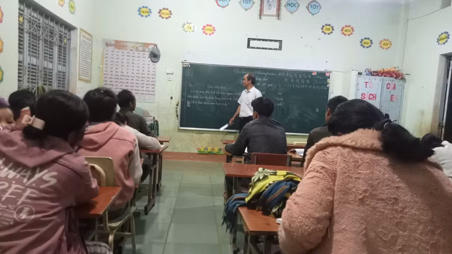 Lớp học xóa mù chữ do thầy A Bung đứng lớp ở xã Tu Mơ Rông. 