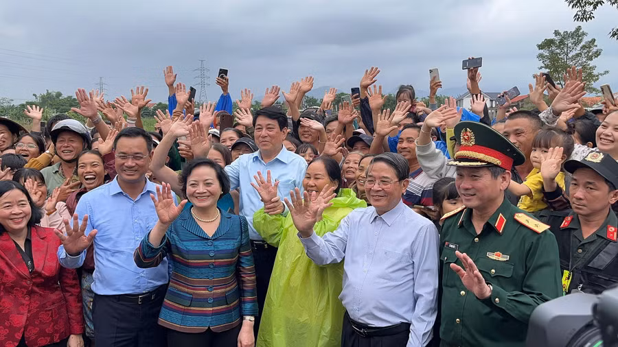 Chủ tịch nước Lương Cường cùng đại diện lãnh đạo MTTQ Việt Nam, Chính Phủ, Quốc hội chụp ảnh cùng người dân xã Gò Nổi, TP Đà Nẵng. 