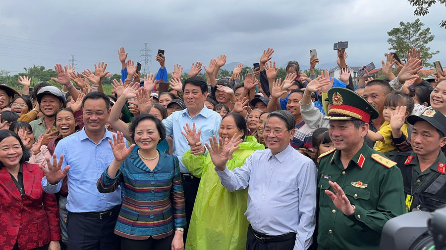 Chủ tịch nước Lương Cường cùng đại diện lãnh đạo MTTQ Việt Nam, Chính Phủ, Quốc hội chụp ảnh cùng người dân xã Gò Nổi, TP Đà Nẵng. 