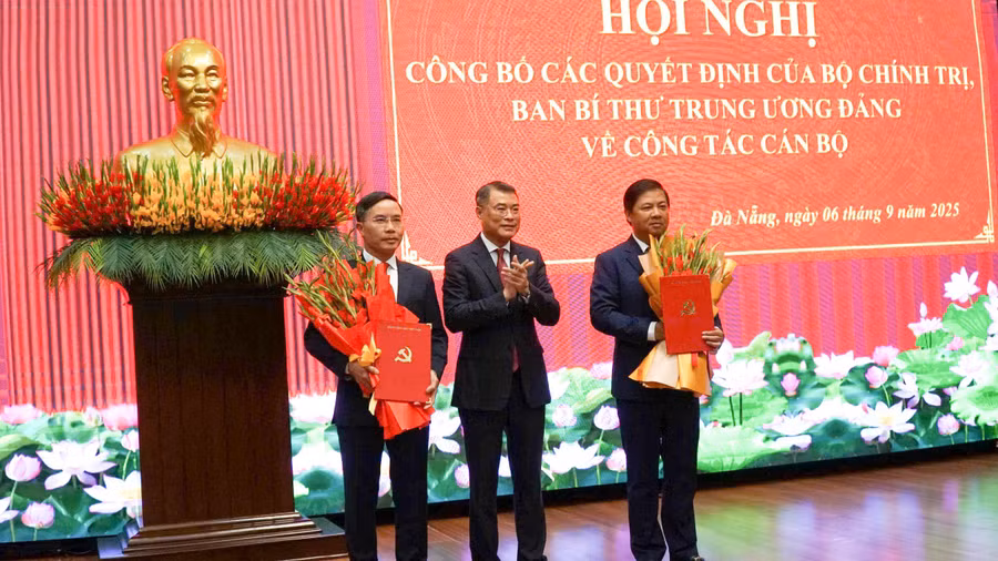 Ông Lê Minh Hưng - Ủy viên Bộ Chính trị, Bí thư Trung ương Đảng, Trưởng Ban tổ chức Trung ương trao quyết định cho ông Lương Nguyễn Minh Triết (ngoài cùng bên phải) và ông Phạm Đức Ấn (ngoài cùng bên trái).