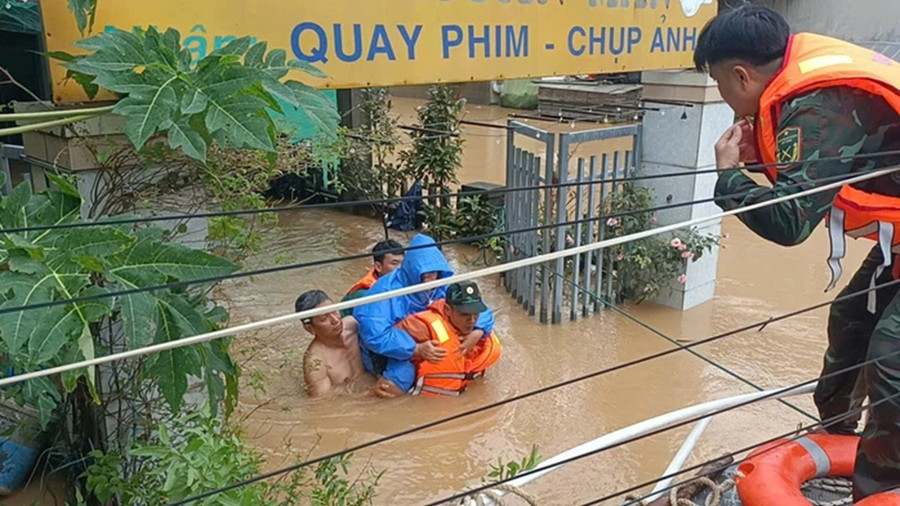 Bộ đội hỗ trợ đưa người dân đi cấp cứu. a.jpg