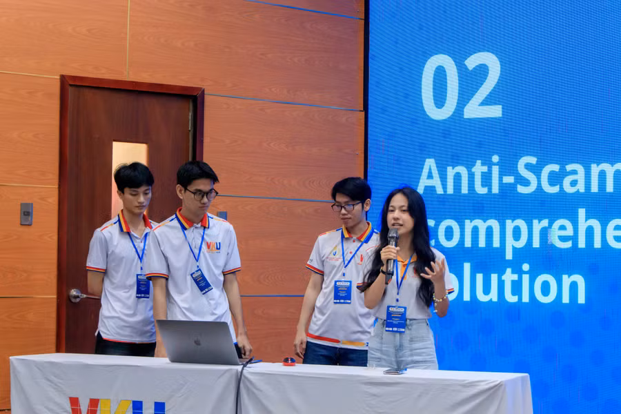 Sinh viên trình bày phần thi.