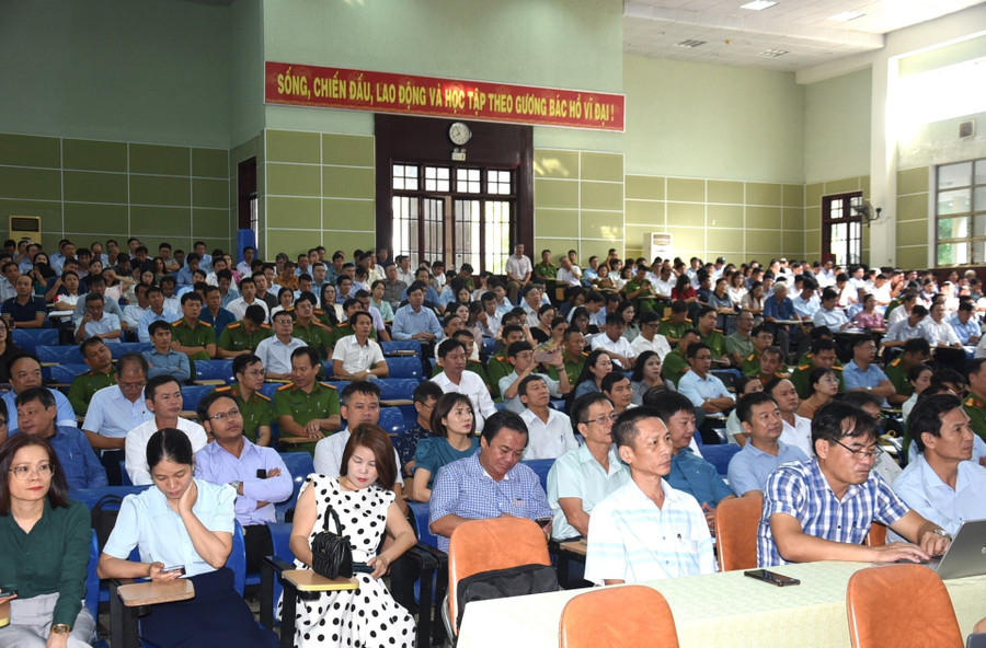 Tập huấn nghiệp vụ coi thi cho gần 500 thành viên hội đồng thi, thành viên ban coi thi; trưởng, phó điểm thi, thư ký các điểm thi trên địa bàn Quảng Nam và thành viên đoàn thanh tra. dsc-7181.jpg