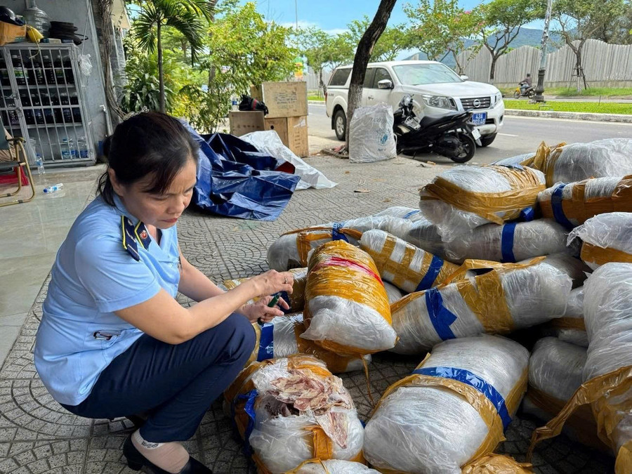 Lực lượng chức năng phát hiện 700kg mực khô bị bỏ lại tại khu vực vỉa hè ở Đà Nẵng. 