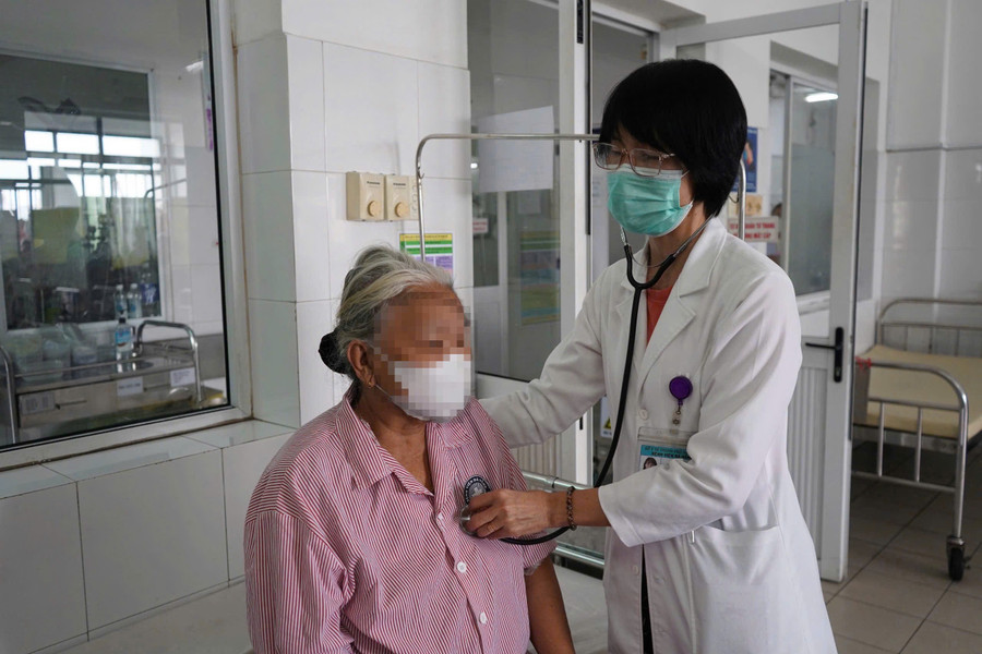 Bác sĩ thăm khám cho cụ bà. 