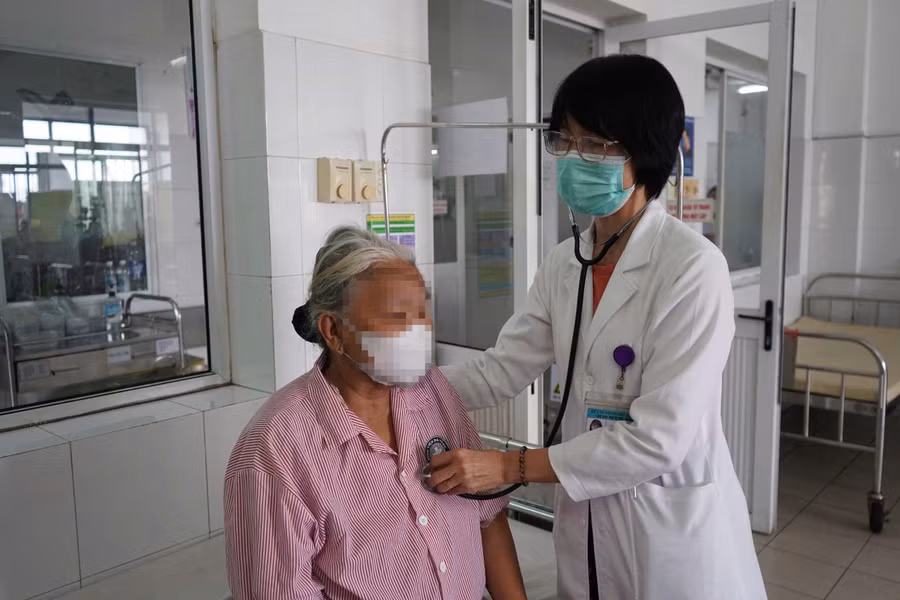 Bác sĩ thăm khám cho cụ bà. 