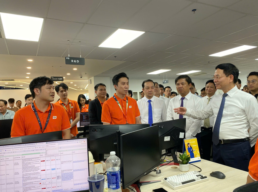 Bộ trưởng Bộ Khoa học và Công nghệ Nguyễn Mạnh Hùng trao đổi với nhân viên Trung tâm R&D về Công nghệ cao và Chip bán dẫn FPT. dc98e0446e65e73bbe7441.jpg