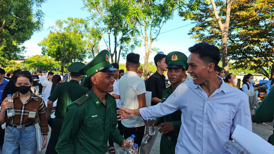 Chiến sĩ Bộ đội Biên phòng tỉnh Quảng Nam động viên thí sinh trước giờ thi tại điểm Trường THCS Nguyễn Du. a994d11e1dcdaa93f3dc.jpg