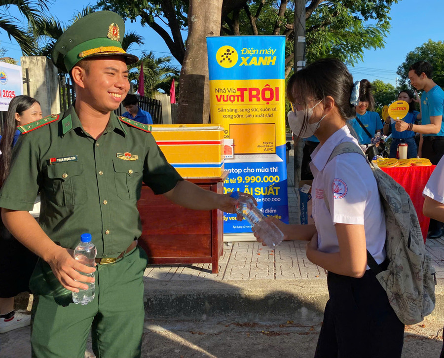 Thượng úy Phạm Trọng Sơn đưa nước cho thí sinh mang vào phòng thi sử dụng. d98d0a7c2cac9bf2c2bd3.jpg