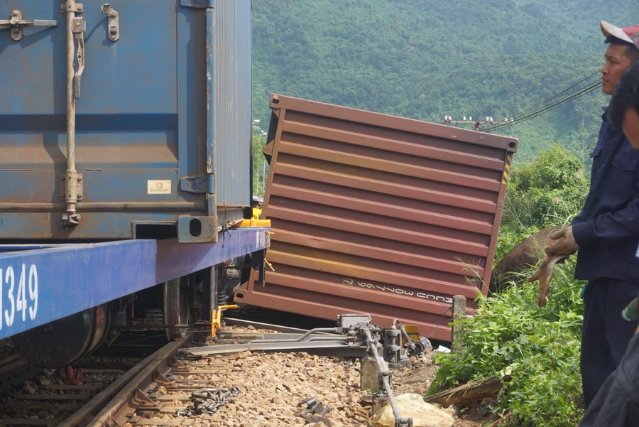 Hiện trường các toa tàu bị lật. 