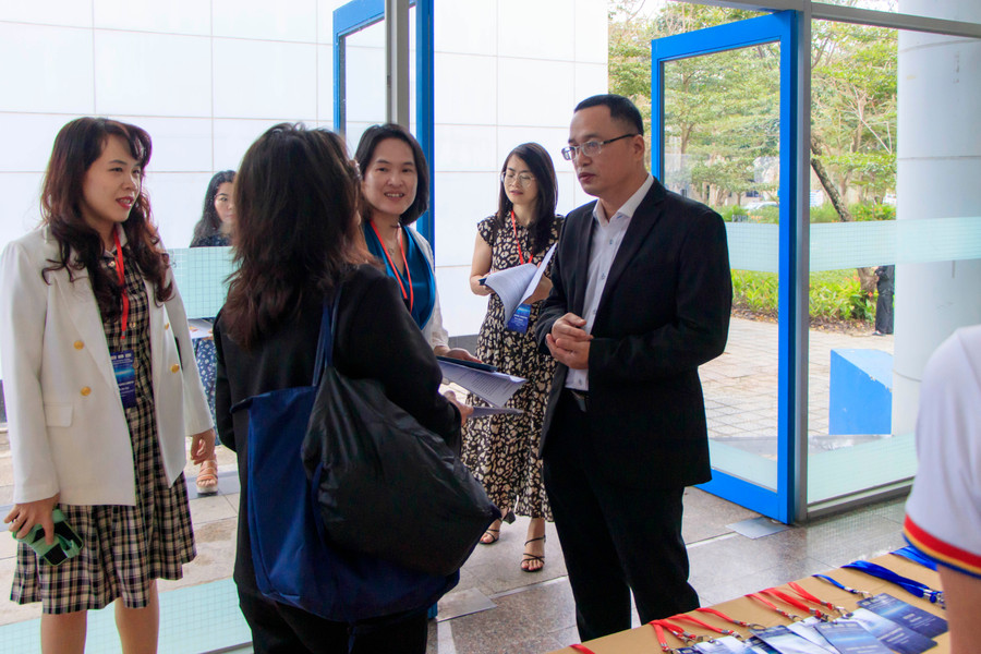 Các đại biểu trao đổi bên lề Hội thảo. mg-8915.jpg