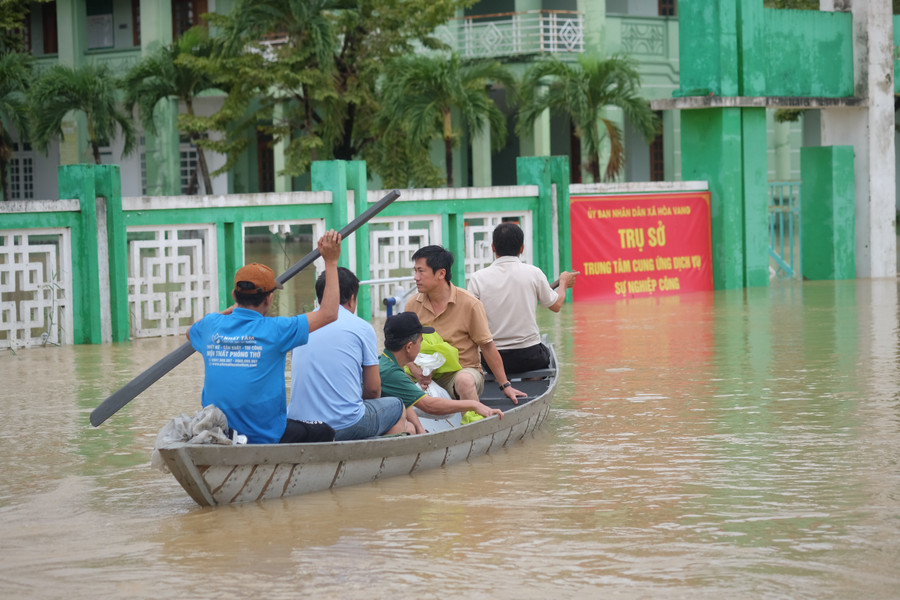 Người dân dùng ghe để đi lại tại thôn Cẩm Toại, xã Hòa Vang. dscf5847.jpg