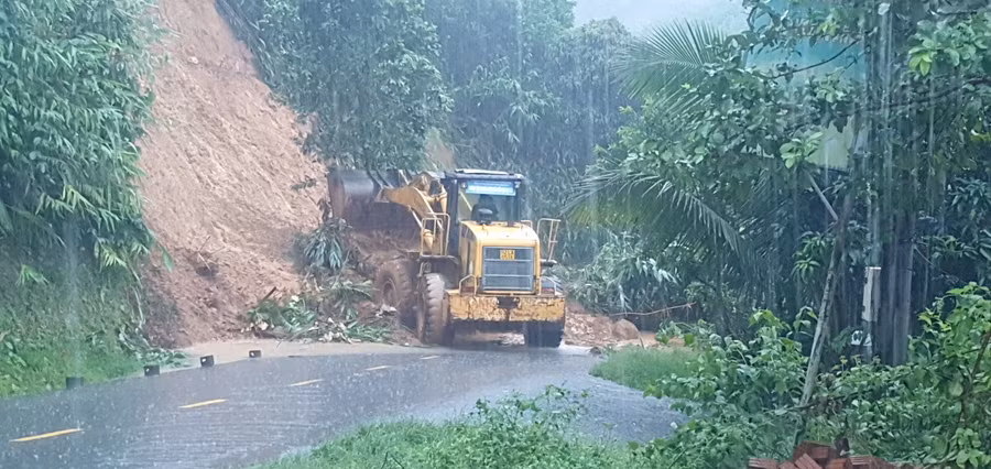 Một số đường ở miền núi Đà Nẵng bị sạt lở do mưa lớn kéo dài.