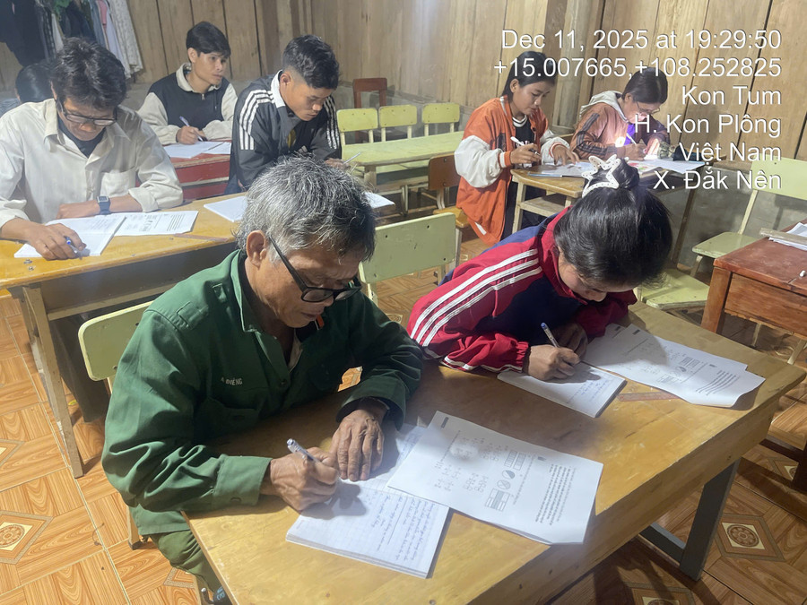 Lớp học xóa mù chữ tại thôn Đắk Nên. Ảnh. A Triều