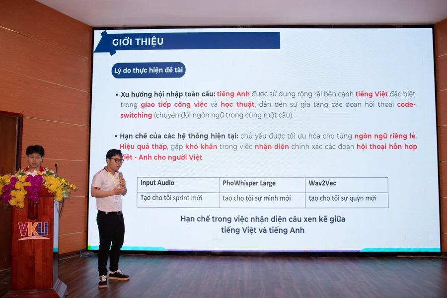 Sinh viên trình bày đề tài nghiên cứu khoa học của mình. 