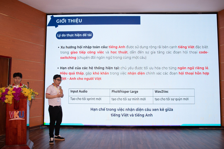 Sinh viên trình bày đề tài nghiên cứu khoa học của mình. 