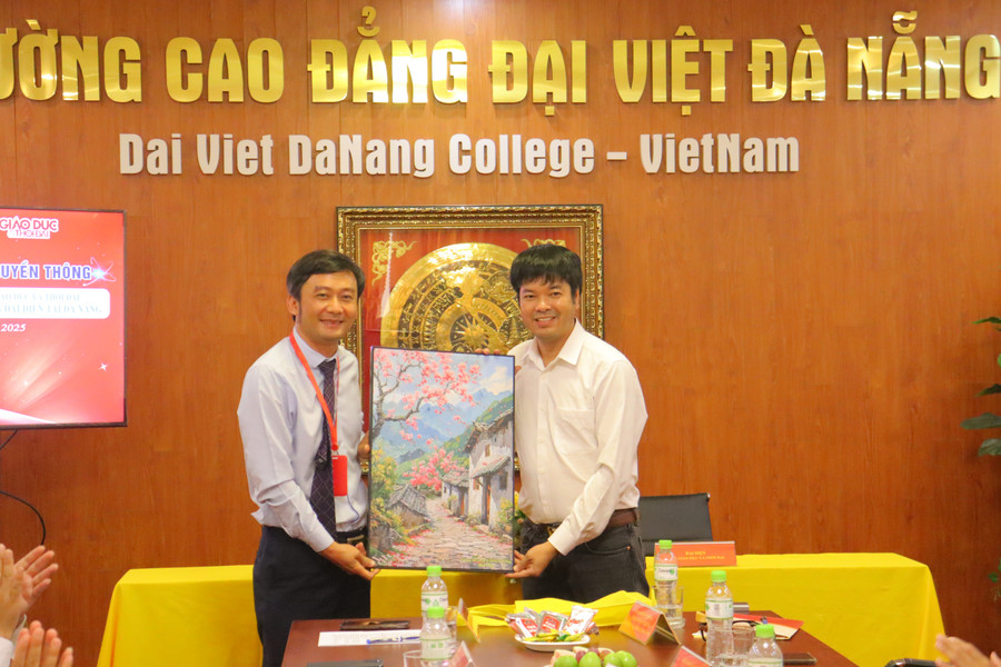 Nhà báo Nguyễn Văn Dũng, Trưởng Văn phòng đại diện tại miền Trung - Tây Nguyên tặng quà lưu niệm cho Ban Giám hiệu Trường Cao đẳng Đại Việt Đà Nẵng. img-6097.jpg