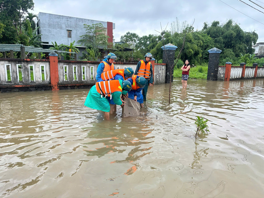 Dân quân tự vệ đi khơi thông cống bị ngập. 5b44f4ba3079ba27e368.jpg