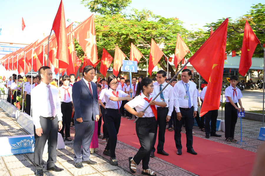 Lãnh đạo UBND TP Đà Nẵng và lãnh đạo xã Bà Nà đón học sinh dự Lễ khai giảng năm học 2025-2026. 19236a39650aee54b71b50.jpg