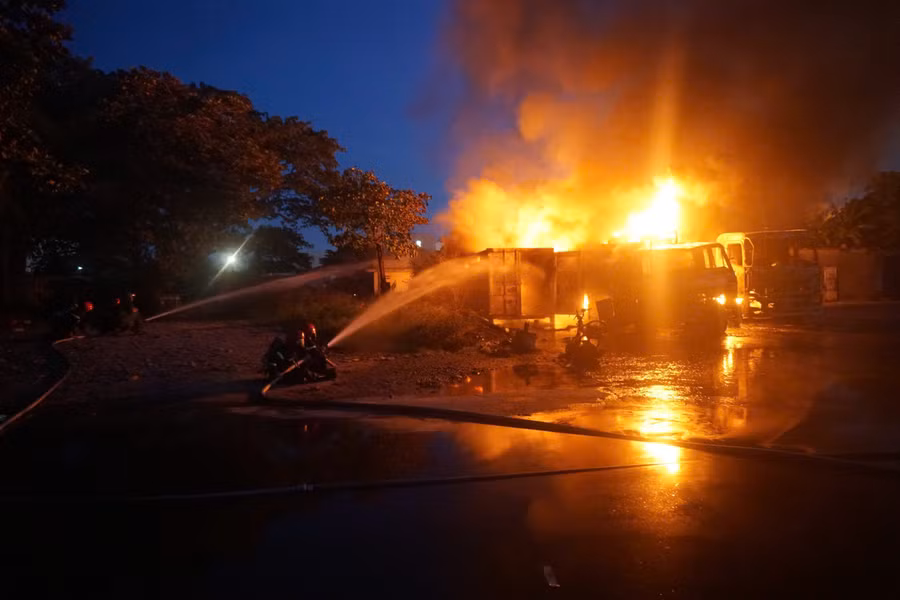 Lực lượng chữa cháy phun nước dập lửa. 