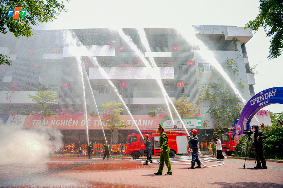 Lực lượng chữa cháy phun nước dập lửa trong buổi tập huấn tại Trường Tiểu học, THCS FPT Đà Nẵng. dsc08474.jpg
