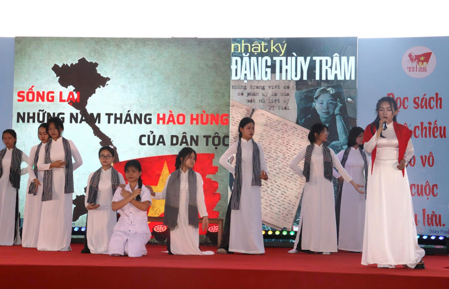 Những câu chuyện xúc động, sâu sắc về Bác Hồ, Đảng Cộng sản Việt Nam, các anh hùng liệt sĩ được giáo viên Đà Nẵng "tái hiện" lại trong hội thi. a57c307aa6c22f9c76d3.jpg