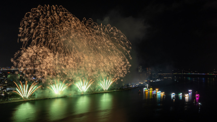Màn trình diễn đội pháo hoa Trung Quốc. dji-0747.jpg