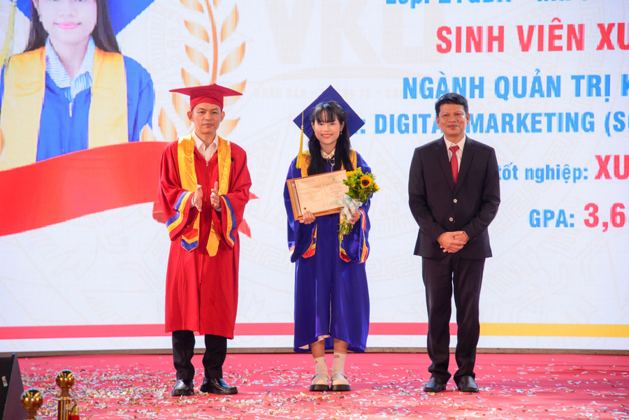 Trao giấy khen cho sinh viên tốt nghiệp hạng Xuất sắc. dsc-3488.jpg