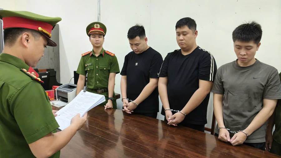 Công an tống đạt quyết định khởi tố và bắt tạm giam 3 thanh niên. (Ảnh: CACC)