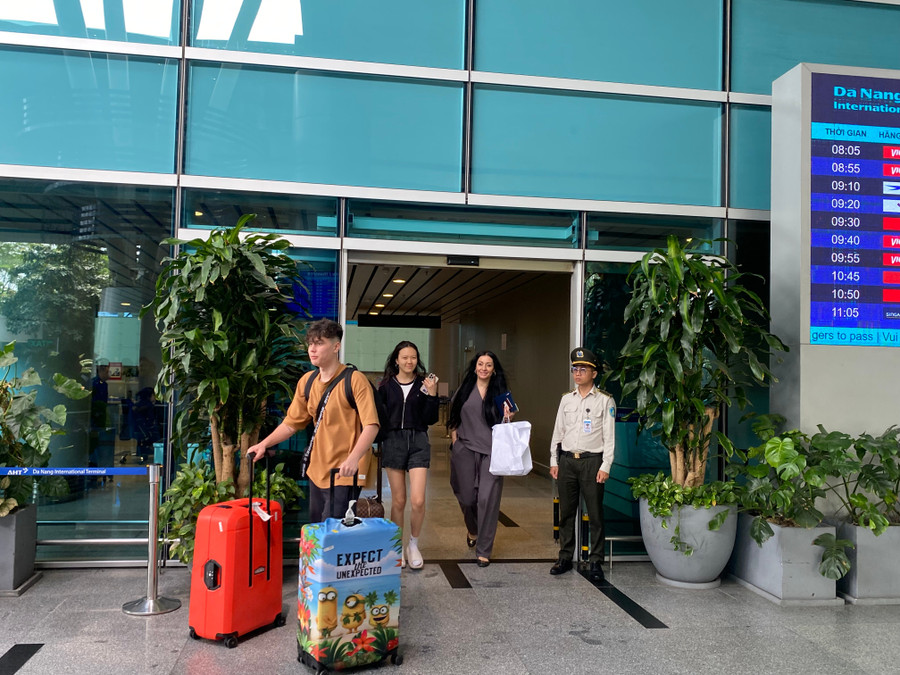 Những du khách từ Tashkent (Uzbekistan) đến Đà Nẵng.