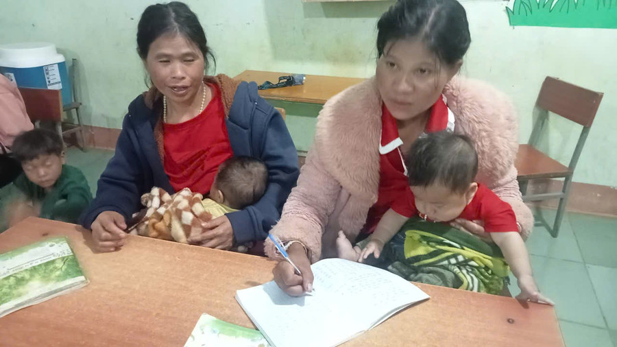 Lớp học xóa mù chữ ở thôn Ngọc Leang, xã Tu Mơ Rông do giáo viên Trường Tiểu học Kim Đồng giảng dạy.