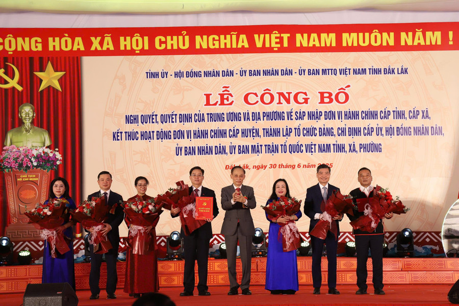 Ông Lê Hoài Trung, Ủy viên Trung ương Đảng, Chánh Văn phòng Trung ương Đảng trao quyết định cho các lãnh đạo tỉnh Đắk Lắk. 1d3e1d5f30ca8794dedb.jpg