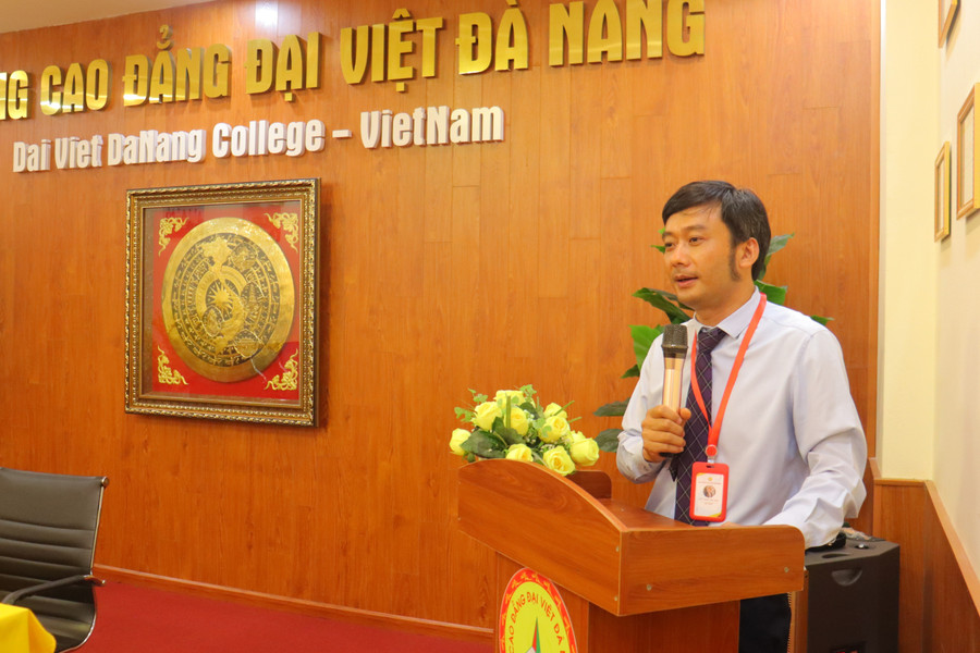 TS Trần Văn Anh - Hiệu trưởng Trường Cao đẳng Đại Việt Đà Nẵng thông tin về trường tại Lễ ký kết. img-6053.jpg