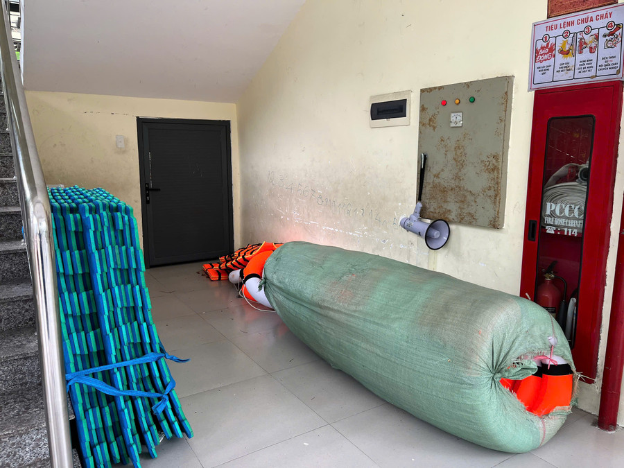 Trang thiết bị cứu hộ được lực lượng tập kết để làm nhiệm vụ trong những giờ tới. c336172773c1fe9fa7d0.jpg