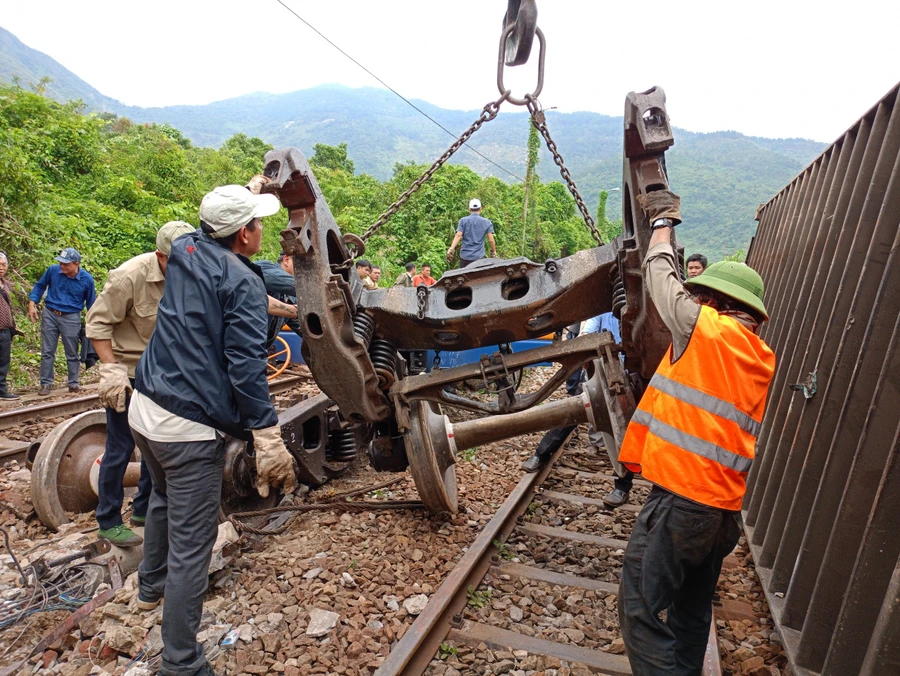 Lực lượng chức năng khắc phục sự cố tàu hỏa bị trật bánh.