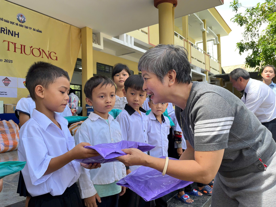 ‘Kết nối yêu thương’ chắp cánh ước mơ cho học sinh nghèo Đà Nẵng. 53cd563e588cd0d2899d.jpg