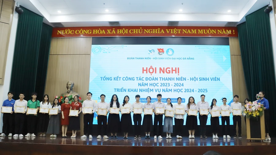 Khen thưởng các sinh viên có thành tích tốt trong công tác Đoàn, Hội và phong trào thanh niên, sinh viên năm học 2023 – 2024.