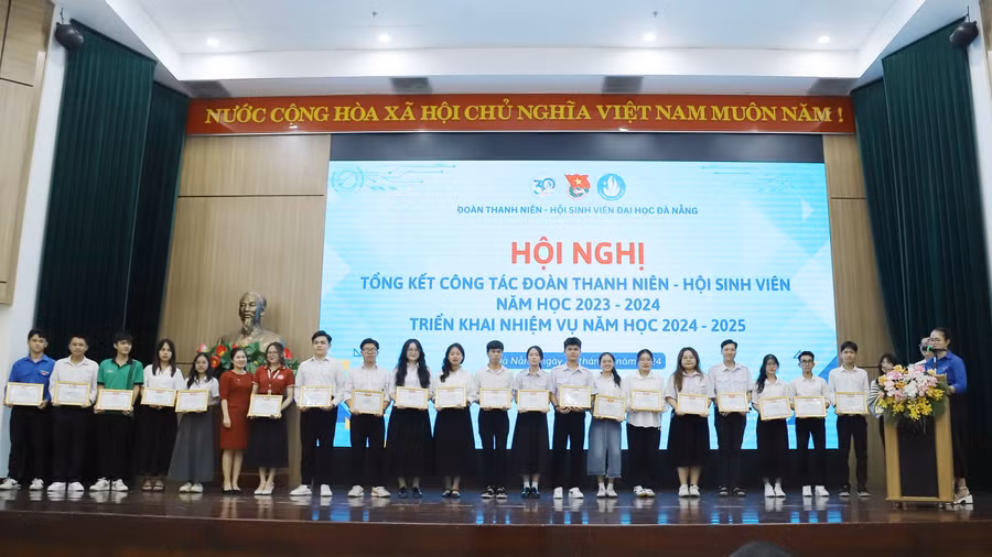Khen thưởng các sinh viên có thành tích tốt trong công tác Đoàn, Hội và phong trào thanh niên, sinh viên năm học 2023 – 2024.
