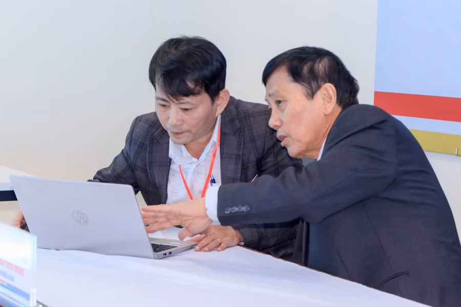 GS.TS Mai Trọng Nhuận (bìa phải) kiểm tra đánh giá tại Trường VKU.