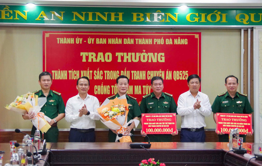 Lãnh đạo Thành ủy, UBND TP Đà Nẵng khen thưởng lực lượng Bộ đội Biên phòng. Ảnh: V.X.