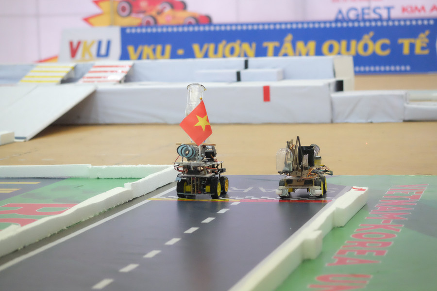 Mỗi đội thi phải thiết kế 2 xe (Racing Car và Autonomous Car) để tham gia đường đua. dscf2657.jpg
