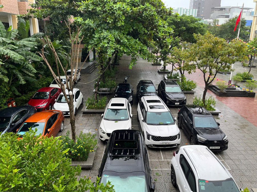 Trường Tiểu học Võ Thị Sáu (phường Hải Châu, TP Đà Nẵng) mở cửa để ô tô và xe máy vào đỗ tránh ngập lụt. 