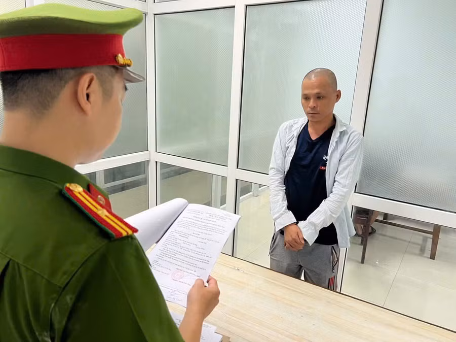 Công an tống đạt quyết định khởi tố, bắt tạm giam tài xế Dương Bá Toàn. 