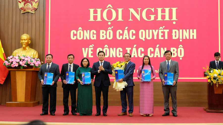 Ông Nguyễn Hoàng Giang - Phó Bí thư Tỉnh ủy, Chủ tịch UBND tỉnh Quảng Ngãi trao quyết định bổ nhiệm ông Nguyễn Ngọc Thái (thứ 5, từ trái qua) làm Giám đốc Sở GD&ĐT tỉnh Quảng Ngãi, cùng các Phó Giám đốc Sở GD&ĐT.